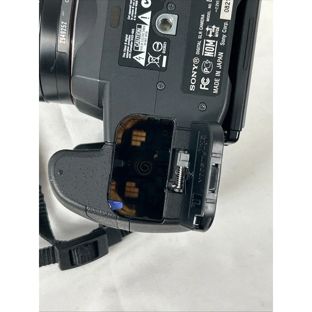 Sony A300 DSLR Camera With 18-70 Lens Camera Bag Battery Sandisk Card & Reader